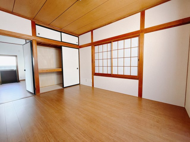 【中古戸建】前橋市日吉町1期の居間・リビング|■洋室｜木製で懐かしさのある家具やアンティーク調の小物に囲まれてレコードを流したり小説を読んだり…そんな心ときめく暮らしをしませんか？