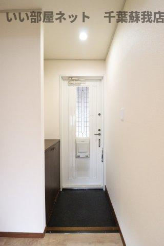 ヴェルメゾンおゆみ野　Ｃの玄関|収納もある玄関です