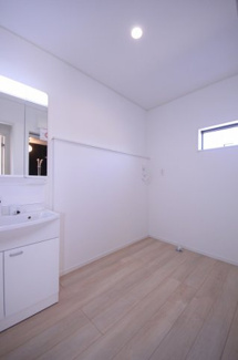 【ランドリースペース】 | クレイドルガーデン鹿沼市東町　第5 | 〇ランドリースペース〇
小窓があり明るく換気もできる脱衣室です。