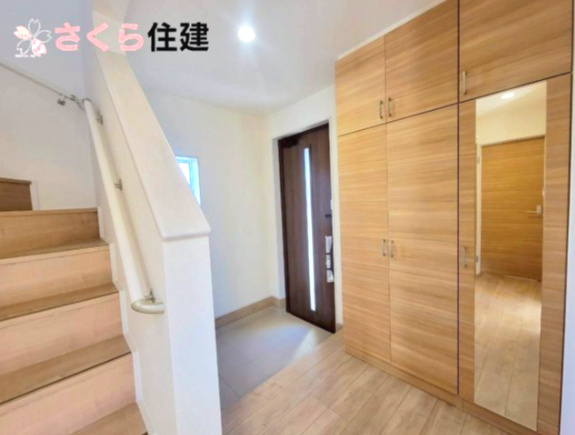 高根沢町宝積寺　3号棟の玄関|姿見付きの玄関収納でお出かけ前の身だしなみチェックもできます◎