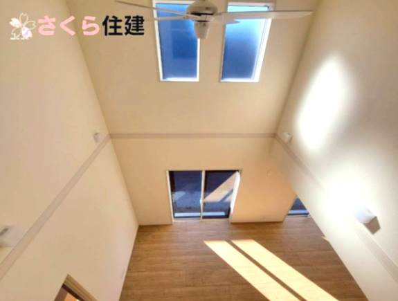 高根沢町宝積寺　3号棟の居間・リビング|吹き抜け2階から1階のリビングの様子を伺うことができます◎