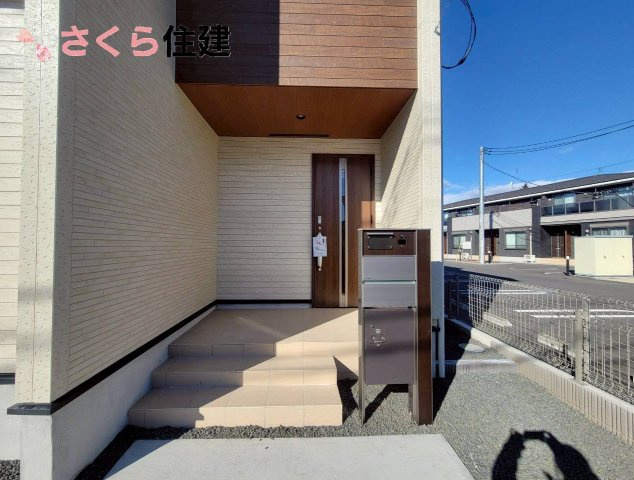 高根沢町宝積寺　3号棟の玄関|宅配BOXまで一体となった玄関ポストで留守時の荷物の受け取りも安心です◎