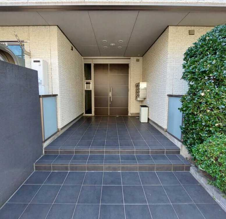 オアシス丘の上　駅近　角部屋　オートロックのエントランス