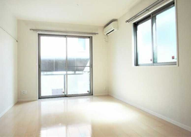 オアシス丘の上　駅近　角部屋　オートロックの居間・リビング