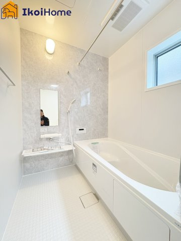 明石市藤が丘1丁目３期　新築戸建　の浴室|◆同社施工例◆年中無休：当日予約可●小窓ございますので通気・換気良好です。清潔な空間を保てます