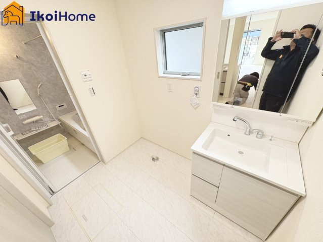 明石市藤が丘1丁目３期　新築戸建　の洗面所|◆同社施工例◆洗面台はお化粧をする時にも便利な３面鏡＆お掃除の際にも便利なハンドシャワータイプです。