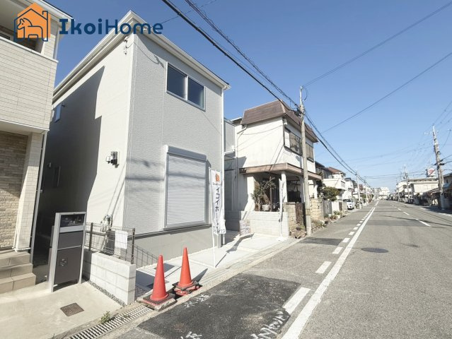 明石市藤が丘1丁目３期　新築戸建　の前面道路含む現地写真|●年中無休：当日予約可●前面道路は南側に面しております。幅員約10ｍで広々開放的！
