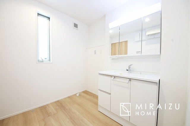 【独立洗面台】 | 洗面台です。収納棚もとても充実しております。コスメが大好きな奥様も、女子力高いご主人様もきっとご満足いただける収納力です。