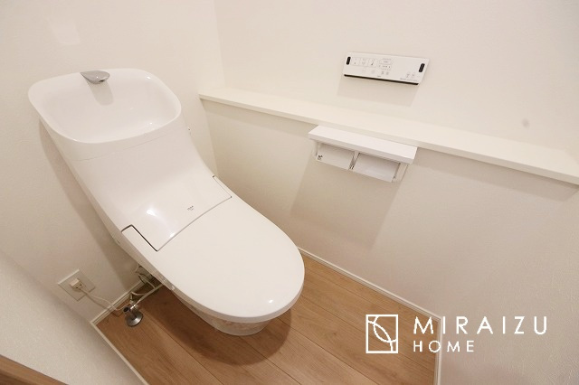 【トイレ】 | 空気の換気と光の明るさに配慮した清潔感のあるトイレ、ご自分の好きなアロマや芳香剤を置いて落ち着く空間を演出、一人になれる空間ですから、リラックスしたいですね。