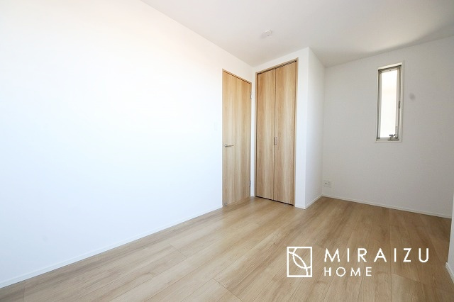 【洋室】 | 居心地の良さそうなリラックスできる空間。独立性のある建物ですので、ご自分の時間を大切にしたご家族様にぴったりです！
