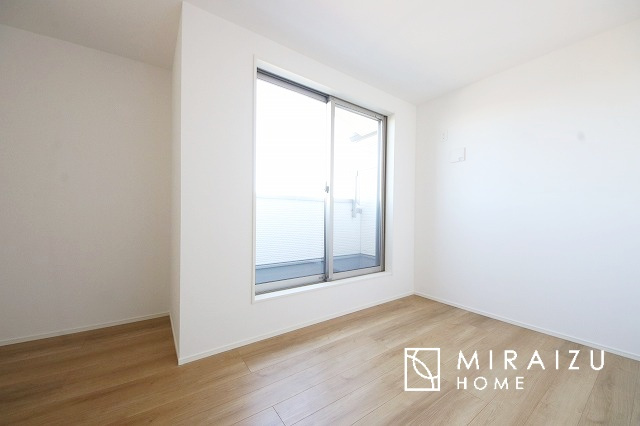 【寝室】 | 広さのある洋室は、ご夫婦様の寝室にぴったりですね。ご主人様の趣味のものや書斎などにも使用できるくらいの広さが嬉しいです。収納もばっちり完備してますのでお荷物が多いご家族様も安心してお暮しいただけます！