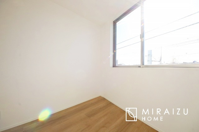 【子供部屋】 | お子様のお部屋にも主寝室にも使えますね。窓が二面についていますので採光もばっちり、空気の入れ替えもOK！自分のお部屋を持ちたいお子様の夢を叶えます！
