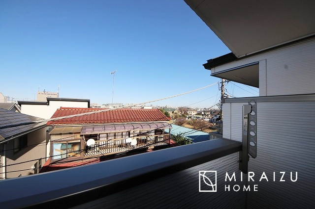 【バルコニー】 | 小鳥の鳴き声で目覚める朝、爽やかな風が入ります。太陽の陽射しでお洗濯物がカラッと乾き、気持ちの良い洋服とお布団で快適に過ごせます。