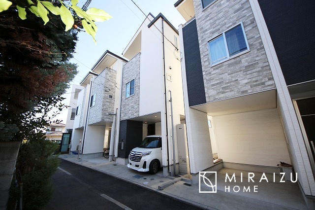 【外観】 | 青く澄み渡った綺麗な空と、陽の光をたっぷりと受ける、そんな住宅で新生活をスタートしてみませんか？見学・ご相談等、ミライズホーム(株)までお気軽にご連絡下さい。