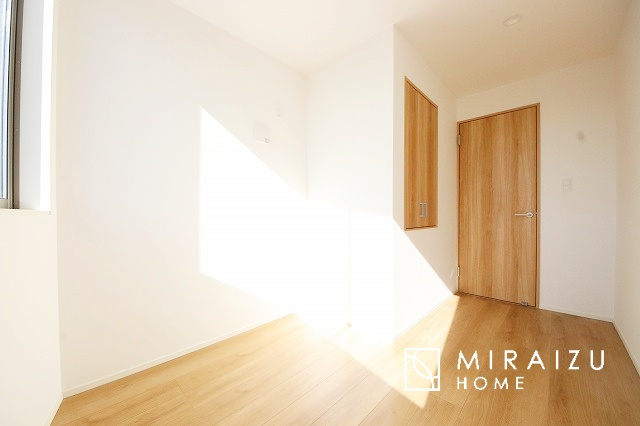 【洋室】 | 心も体も癒されるゆったりと落ち着いた洋室。窓が多いつくりになっています。窓が多いと明るい空間を保ち、室内へ気持ちの良い風も取り込んでくれます。