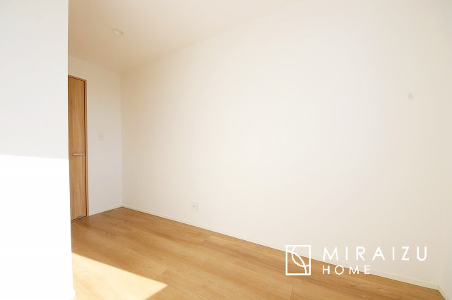 【寝室】 | 収納あり、自然な採光ありの洋室。家族みんなが気持ち良く目覚められる、過ごしやすい主寝室などにもお勧め。もちろん、ペットもご一緒に。