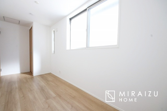 【子供部屋】 | 床のフローリングもオシャレな洋室が嬉しいです。独立性のある住宅ですので、各居室それぞれ、テイストの違うお部屋インテリア造りをしても面白いかもしれませんね！