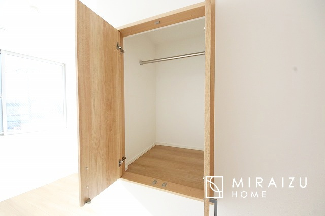 【収納】 | 収納あり、自然な採光ありの洋室。家族みんなが気持ち良く目覚められる、過ごしやすい主寝室などにもお勧め。もちろん、ペットもご一緒に。