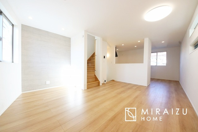 【居間・リビング】 | 陽当たりが心地の良いリビング空間です。日中はカーテンを開けて自然な光を取り込みリラックスして過ごしたいですね、照明器具もセンスの良いものを使いたいですね。
