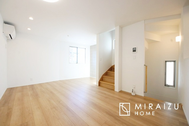 【居間・リビング】 | 大きな窓が特徴のリビングでは、太陽光も沢山取り込むことが出来てお家の中にいても日光浴が可能ですね、開放的な空間です。インテリア選びも楽しそう、ご家族様で相談しながらインテリア配置も楽しみたいです