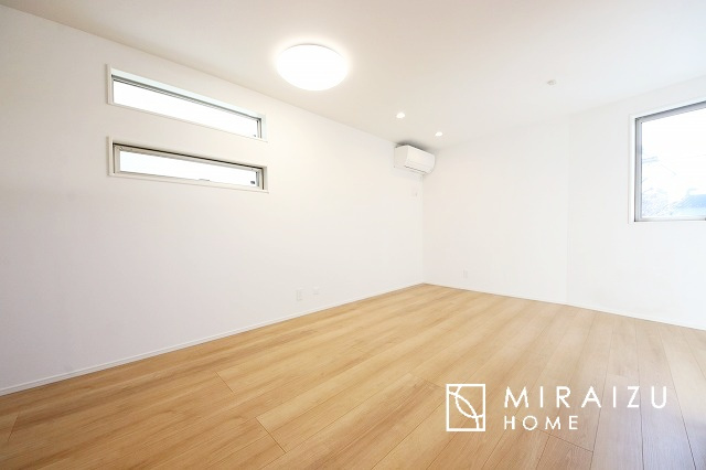 【居間・リビング】 | 明るい光が取り入れられる空間設計のリビングです。インテリア配置もしやすい間取りです。壁や床の色と合わせて落ち着いたインテリアも選びたいですね♪グリーンを飾っても素敵だと思います。
