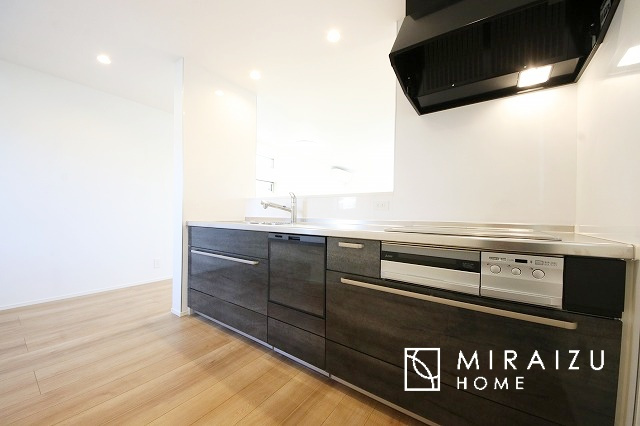 【キッチン】 | スッキリとした形が上品な広々ワイドキッチンです。窓もあり明るい空間の中で毎日お料理することが可能です。収納スペースも広いのが嬉しいですね。