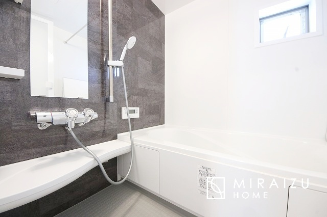【浴室】 | 清潔感のある広い浴室が自慢です。疲れた日にはお湯をためてリラックスタイムを楽しみたいですね、今はスマホも防水の時代です、半身浴をしながら動画視聴、漫画視聴、楽しく過ごしたいですね^^