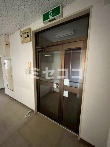 ベイビーフェイスビルの玄関