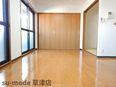 【居間・リビング】 | リベルティキタガワ | こちらの居間で趣味の時間をお楽しみください