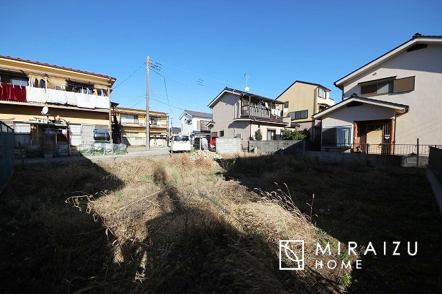 【前面道路含む現地写真】 | 陽の光をたっぷりと浴びながら気持ち良く生活が出来ます。夢のマイホーム、夢ではなく実現出来ます！見学・ご相談等、お気軽にご連絡下さい。