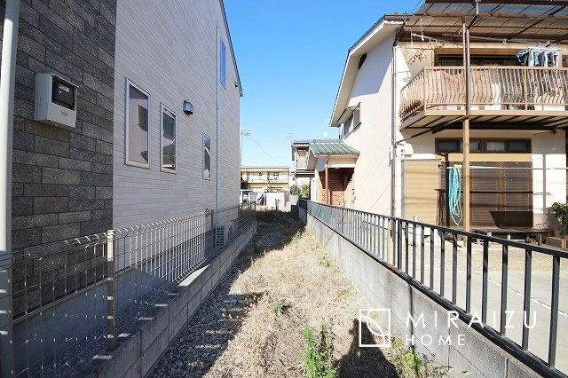 【前面道路含む現地写真】 | お車の運転に自信のない方でも安心かなと思います。とても解放感があり、日当たりも気持ちよさそうです。

