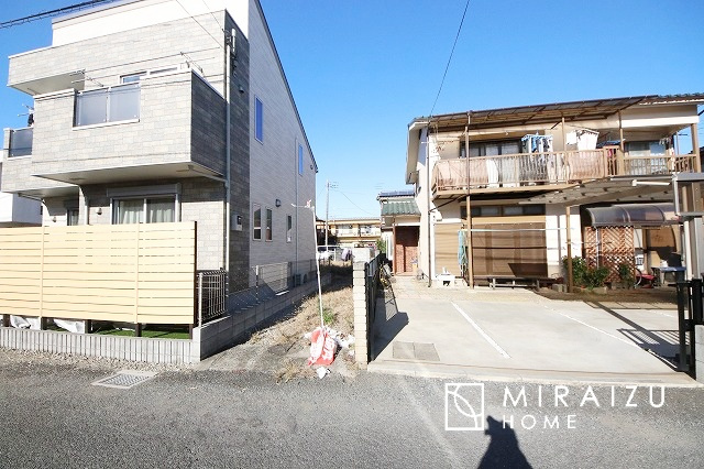 【前面道路含む現地写真】 | 通勤や家族の送迎など、毎日の生活にマイカーが欠かせない方にとって駐車場は大事な条件。敷地内にカースペースがあれば、お出かけやお買い物の際の搬入出も楽々です。
