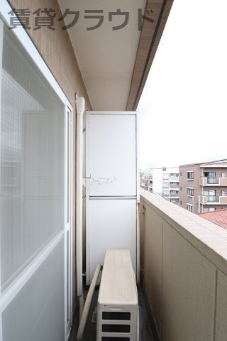 ステーションプラザのバルコニー|外からの目が気にならないバルコニーで洗濯物が干せます