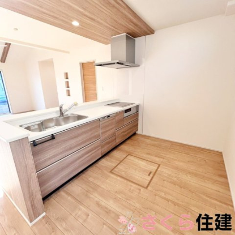 高根沢町宝積寺　4号棟のキッチン|木目調で高級感があるシステムキッチンです