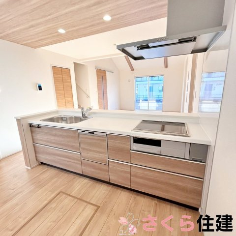 高根沢町宝積寺　4号棟のキッチン|大容量収納可能のシステムキッチン。床下収納完備で、非常食や調味料ストックも仕舞えます。