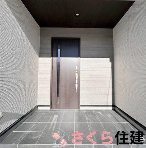 高根沢町宝積寺　4号棟の玄関|スマートキー搭載で、お荷物を持ったままでも開閉が楽々な玄関です