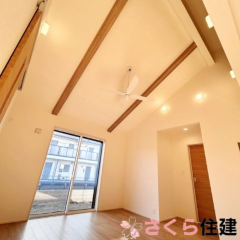 高根沢町宝積寺　4号棟の居間・リビング|リビングは勾配天井で、開放感があります