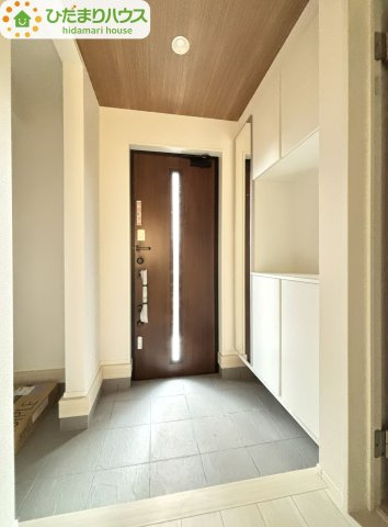 野田市野田4期　新築戸建　1号棟の玄関|飾り棚としても演出できる下駄箱で、お客様を心地よくお迎え♪