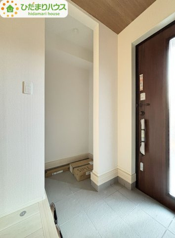野田市野田4期　新築戸建　1号棟の玄関|シューズクロークはベビーカーやゴルフバックなど、大きな荷物を置けるのでとっても便利♪