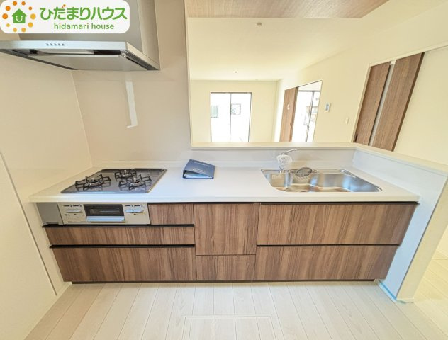 野田市野田4期　新築戸建　1号棟のキッチン|手元は隠しながら、リビングとも会話できるセミオープンキッチン