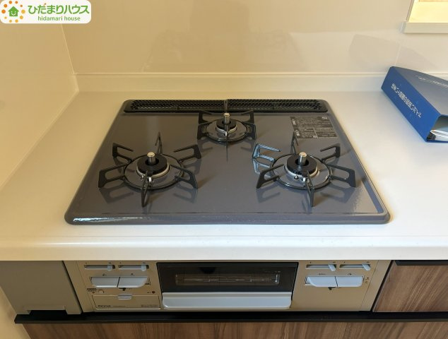 野田市野田4期　新築戸建　1号棟のキッチン|コンロは嬉しい3口コンロ！シンクはつなぎ目なしでお掃除も簡単です♪							

