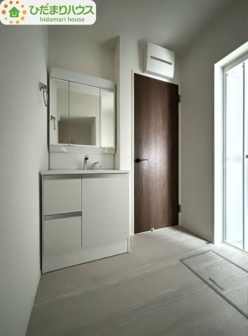 野田市野田4期　新築戸建　1号棟の独立洗面台|ゆったりとした洗面所で、忙しい朝の支度もストレスなくできますね♪	