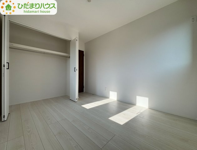 野田市野田4期　新築戸建　1号棟の洋室|"大容量のクローゼット！ハンガーパイプ付き。洋服をかけて収納すれば、「何を持っているか」忘れることもありません！"							
