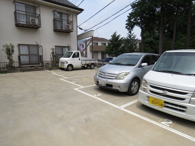 フラワーコーポの駐車場