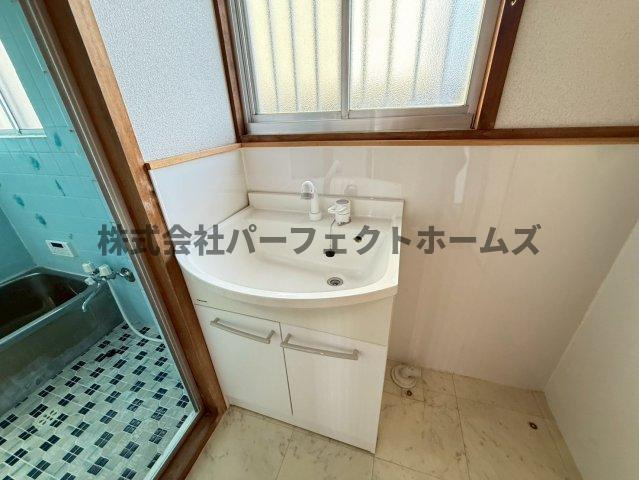池田3丁目戸建　賃貸の独立洗面台|独立洗面台あり、毎朝おしゃれに忙しい女性の方におすすめです