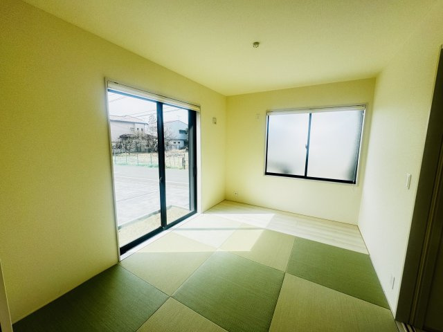 新築　伊勢崎市国定第１　Livele Garden.S　１号棟の和室|現地写真　リビング隣の和室はお子様の遊び部屋としてもちょうどいいですね♪							
