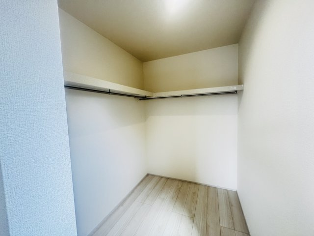 新築　伊勢崎市国定第１　Livele Garden.S　１号棟の収納|現地写真　主寝室の大型のウォークインクローゼットは収納ラクラク、お部屋スッキリ♪							
						
						

