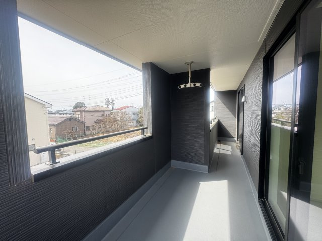 新築　伊勢崎市国定第１　Livele Garden.S　１号棟のバルコニー|現地写真　日当たりの良い広々バルコニー！どのお部屋からも行き来できます。							
								

