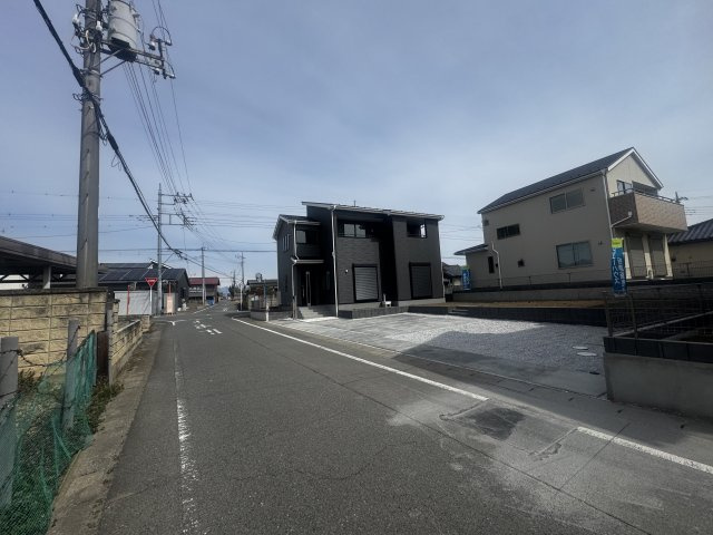 新築　伊勢崎市国定第１　Livele Garden.S　１号棟の前面道路含む現地写真|現地写真　北側接道幅員約5.1ｍ　西側接道幅員約5.5ｍ