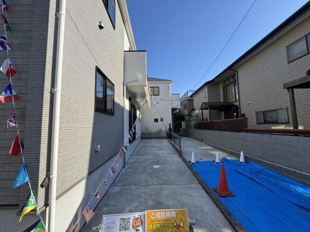 松戸市小金原５丁目新築戸建【貝の花小学校：7分】の前面道路含む現地写真|A号棟駐車スペース・縦列2台駐車可